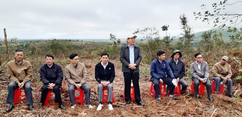 UBND huyện tổ chức giao đất cho hộ nghèo đồng bào dân tộc thiểu số tại chỗ