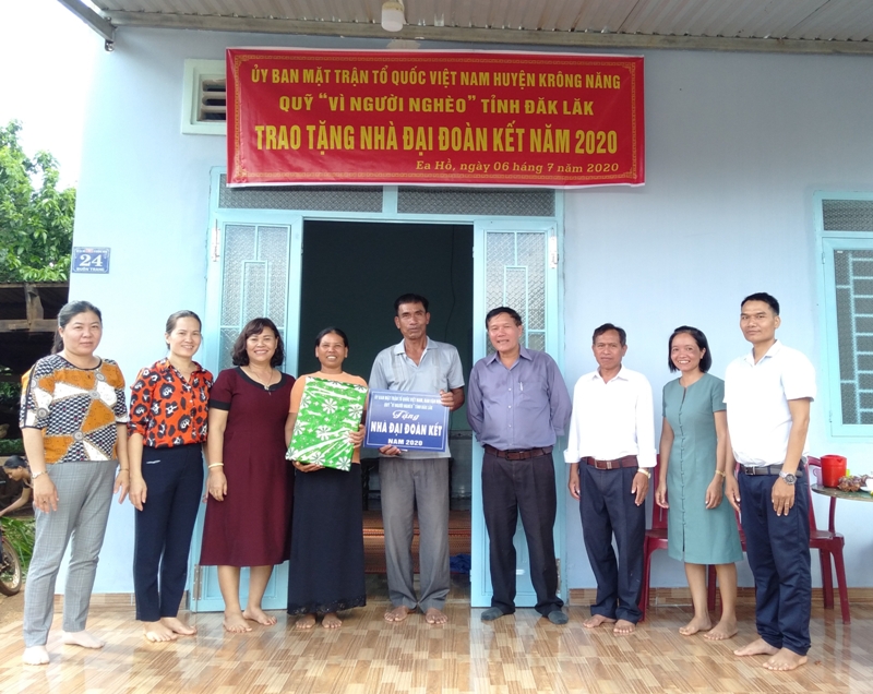 UBMTTQVN huyện Krông Năng Bàn giao nhà “Đại đoàn kết” cho hộ nghèo