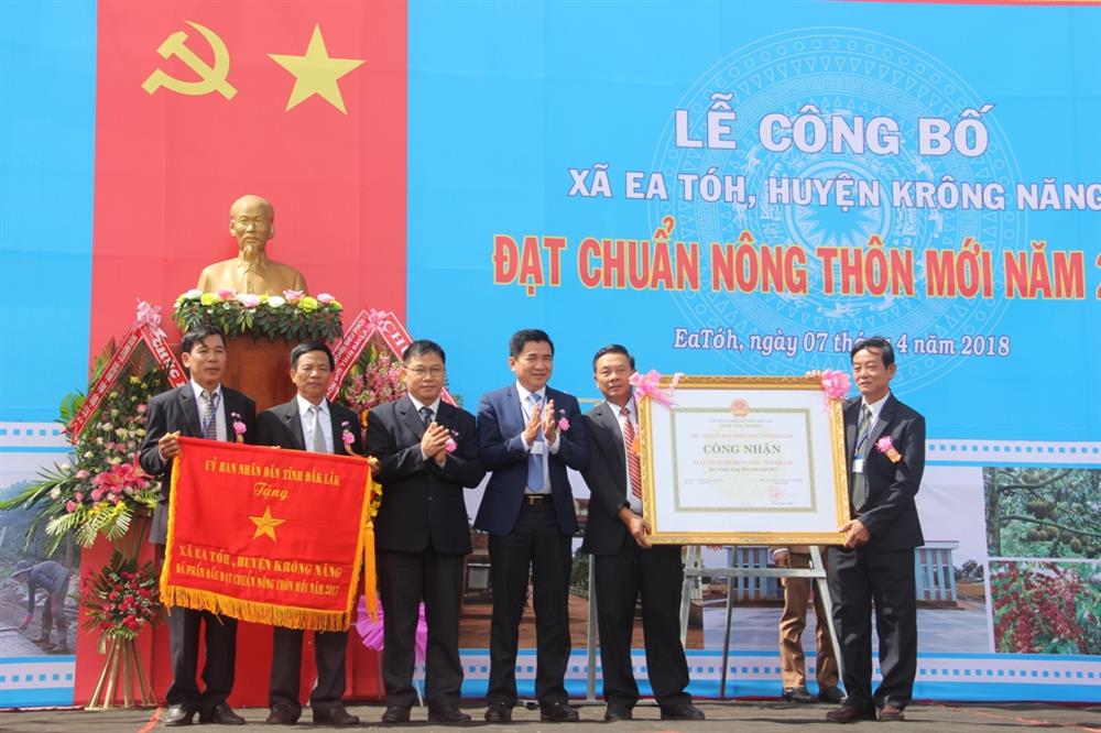 Xã Ea Toh: Đón bằng công nhận xã Nông thôn mới
