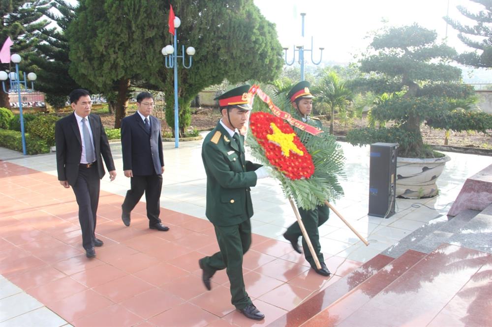  HUYỆN KRÔNG NĂNG: TỔ CHỨC VIẾNG NGHĨA TRANG LIỆT SỸ.