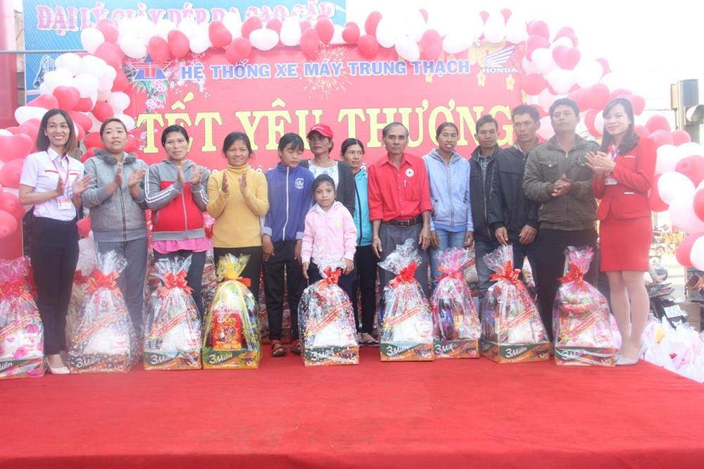 Hon Da Trung Thạch trao quà tết cho người có hoàn cảnh khó khăn