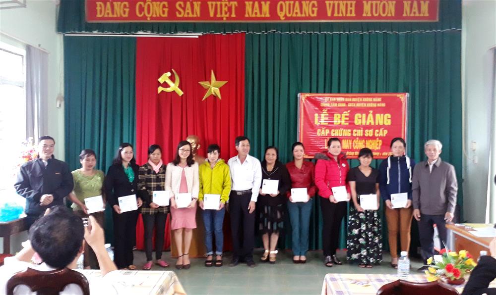Bế giảng lớp dạy nghề may Công nghiệp cho lao động nông thôn.