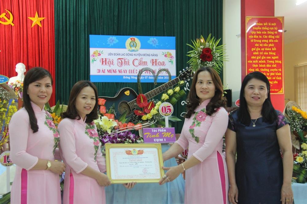 LĐLĐ Huyện tổ chức Hội thi cắm hoa