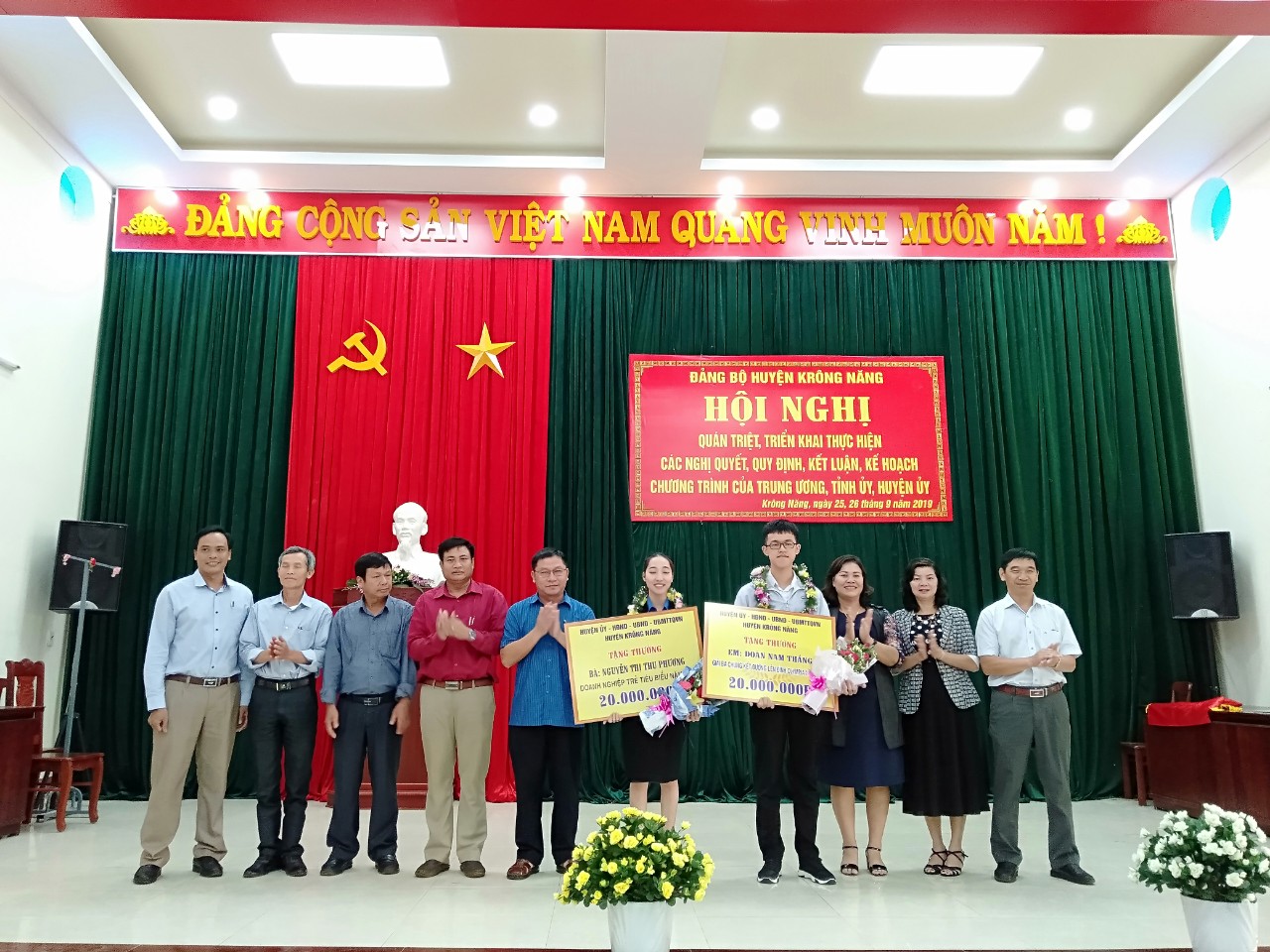 Thường trực Huyện ủy - HĐND - UBND - UBMTTQVN huyện Krông Năng tuyên dương khen thưởng 02 cá nhân có thành tích xuất sắc trong thời gian qua.