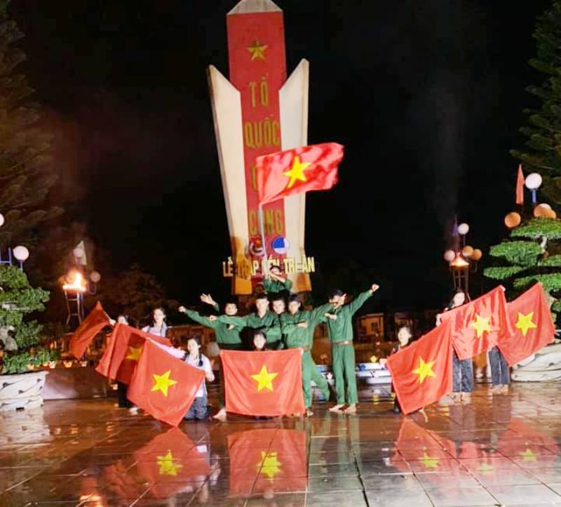 Huyện đoàn Krông Năng tổ chức lễ thắp nến tri ân các anh hùng liệt sĩ