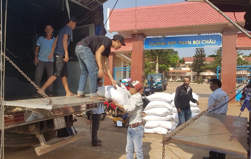 Hơn 1.260 học sinh nghèo trên địa bàn huyện được nhận gạo hỗ trợ của Chính Phủ trong năm học 2018 -2019