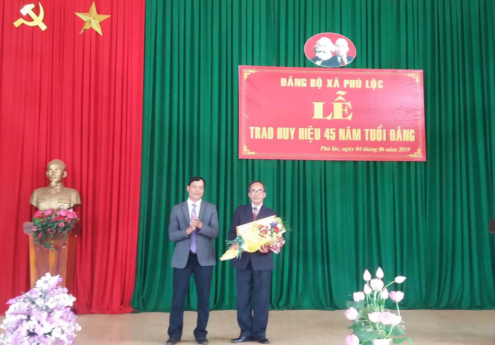 Đảng ủy xã Phú Lộc Trao tặng huy hiệu 45 năm tuổi Đảng