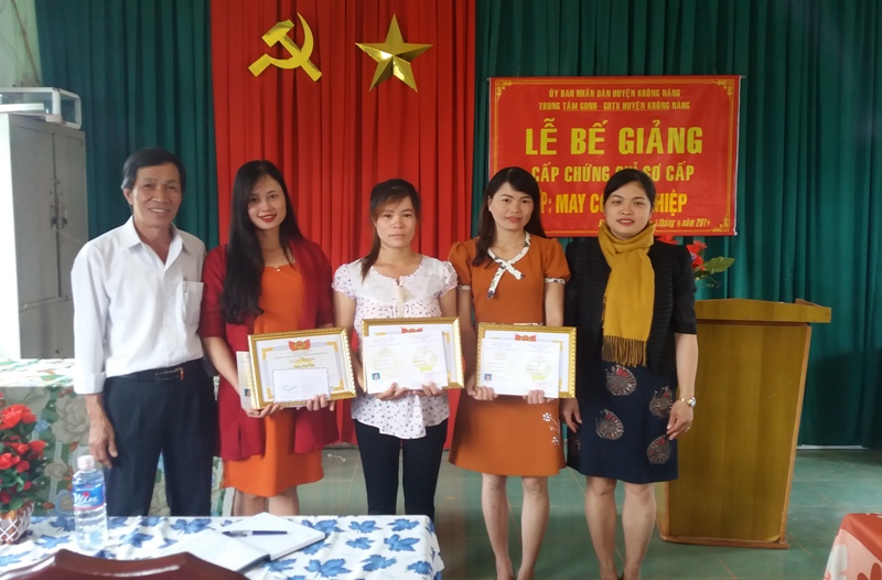 Bế giảng lớp nghề may công nghiệp theo đề án 1956 của Chính Phủ