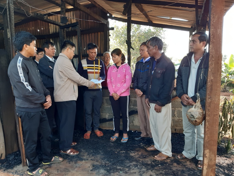 Lãnh đạo huyện Krông Năng thăm hỏi, động viên gia đình bị cháy nhà