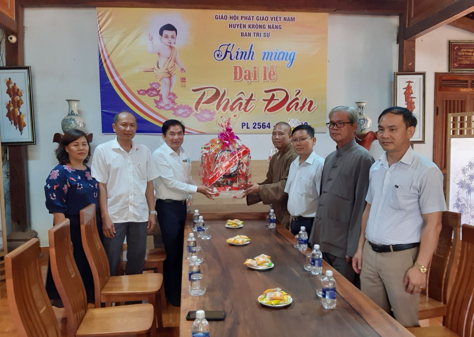 Lãnh đạo huyện Krông Năng đi thăm và tặng quà chúc mừng Đại lễ Phật đản năm 2020