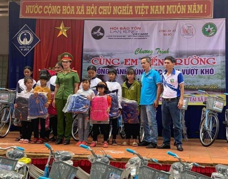 Câu lạc bộ Hoa lan Krông Năng tổ chức chương trình cùng em đến trường