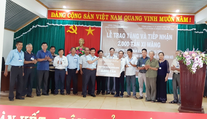 Huyện Krông Năng tiếp nhận 2.000 tấn xi măng do công ty Cổ phần xi măng Vicem Hà Tiên hỗ trợ