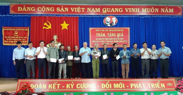Lãnh đạo huyện Krông Năng thăm, tặng quà nhân kỷ niệm 73 năm ngày Thương binh liệt sĩ 27 - 7