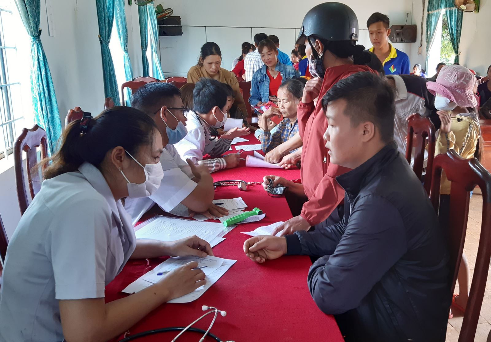 Hội chữ thập đỏ huyện tổ chức khám, phát thuốc cho người dân xã Ea Puk