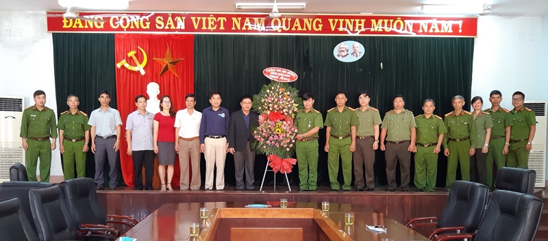 Lãnh đạo Huyện ủy - HĐND - UBND - UBMTTQ huyện chúc mừng cán bộ chiến sĩ công an huyện nhân 75 năm ngày truyền thống Công an nhân dân