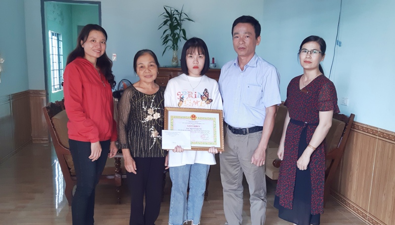 UBND huyện động viên, khen thưởng học sinh có hoàn cảnh khó khăn đạt điểm cao trong kỳ thi tốt nghiệp THPT năm 2020