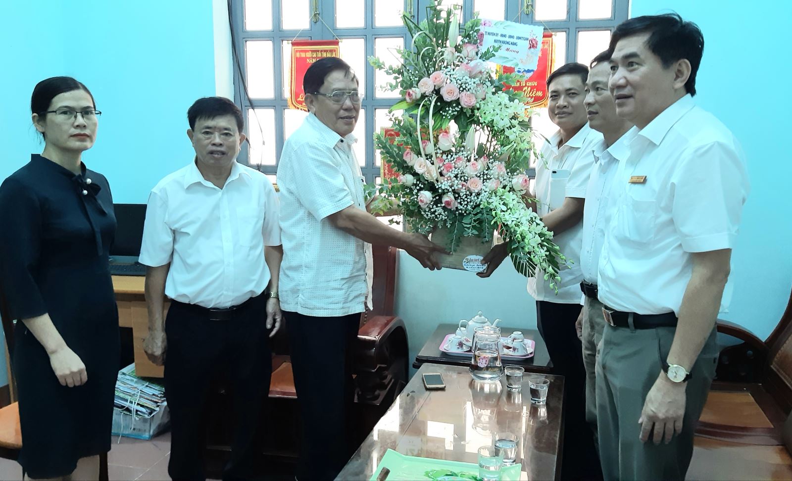 Lãnh đạo huyện Krông Năng tặng hoa chúc mừng Hội người cao tuổi
