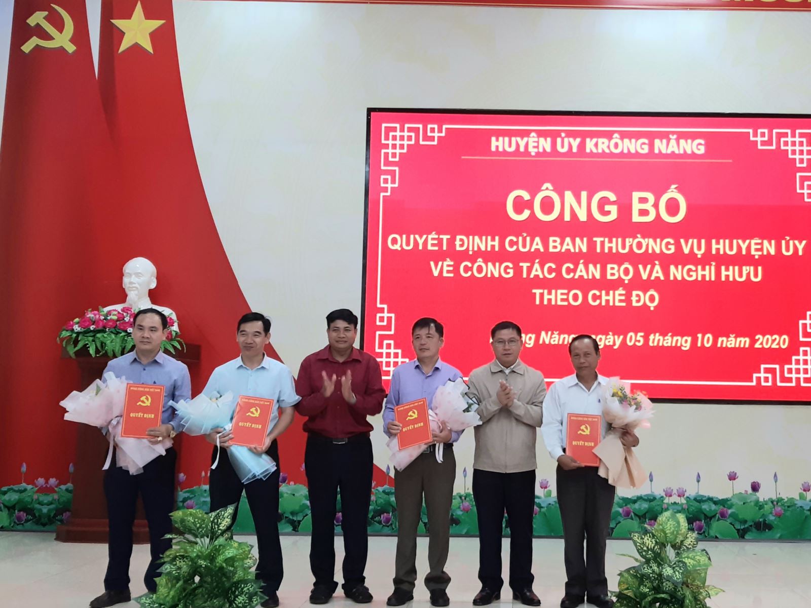 Huyện ủy Krông Năng: Công bố quyết định của Ban thường vụ huyện ủy về công tác cán bộ và nghỉ hưu