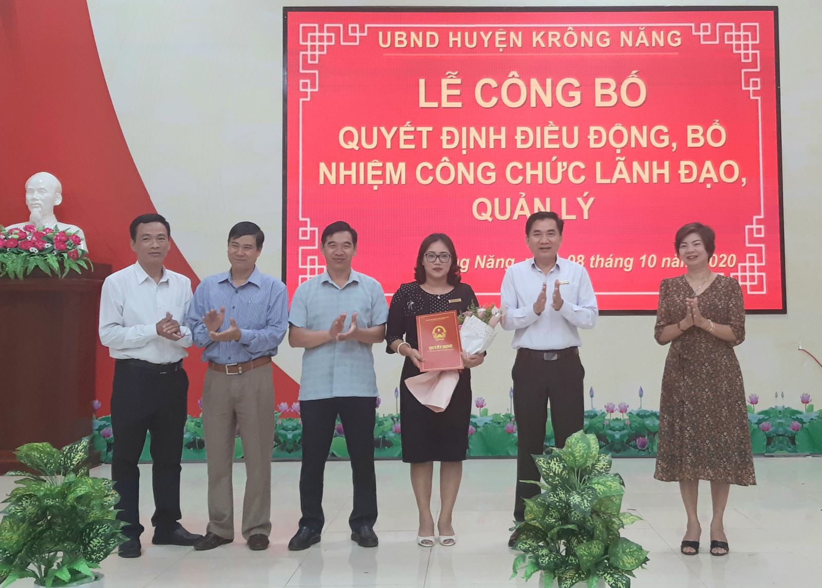 Công bố quyết định của UBND huyện về điều động, bổ nhiệm công chức lãnh đạo, quản lý
