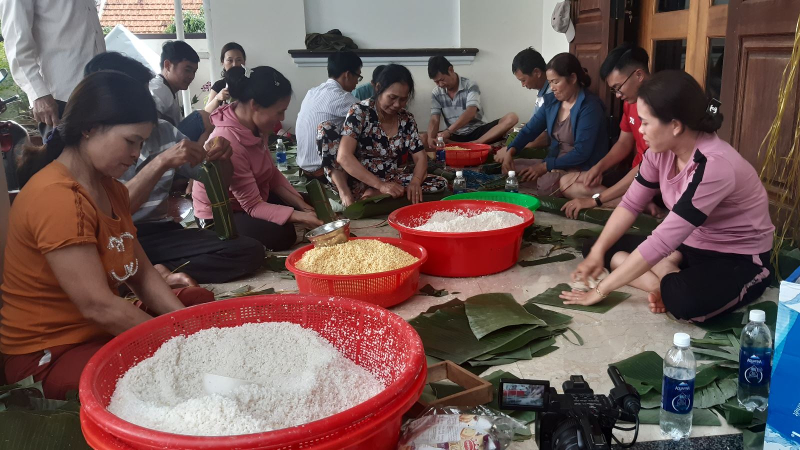 Nhóm thiện nguyện “Nơi yêu thương tìm về” huyện Krông Năng gói hơn 1.000 đòn bánh tét, bánh chưng chia sẻ với đồng bào miền trung