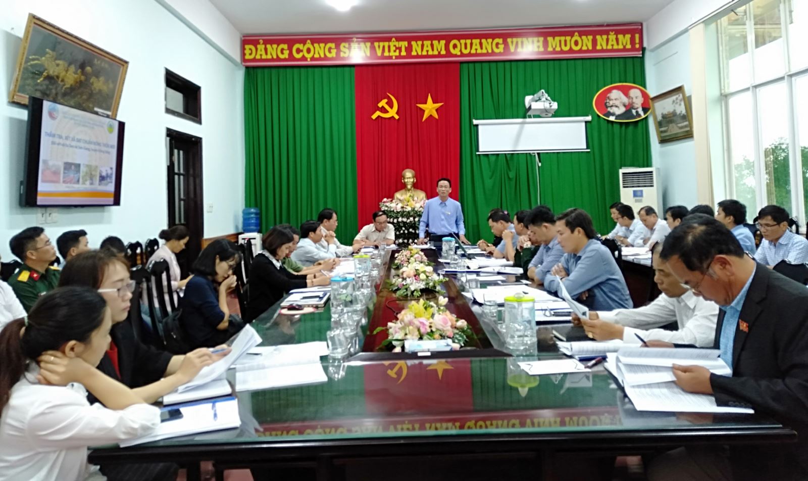 Đoàn thẩm định xã đạt chuẩn Nông thôn mới tỉnh Đắk Lắk làm việc tại huyện