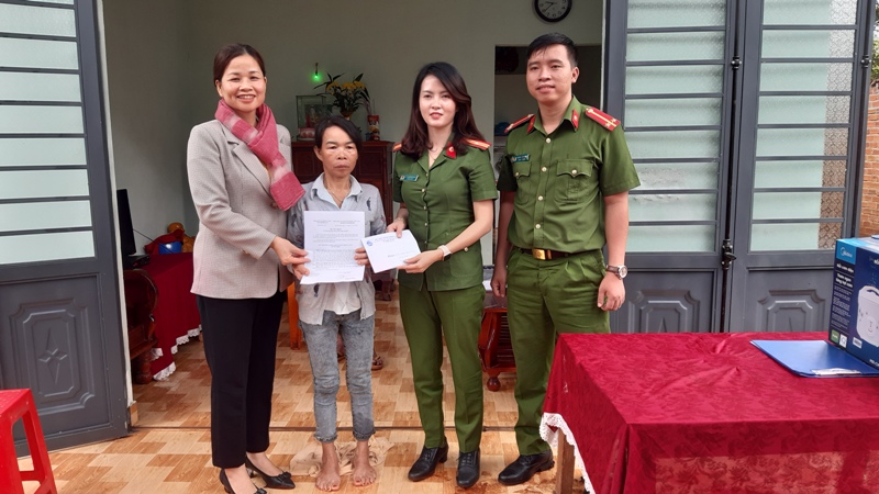 Hội LHPN, Đoàn thanh niên Phòng cảnh sát hình sự Công an tỉnh - Hội LHPN huyện Trao Nhà Tình Thương Tại Xã Phú Xuân