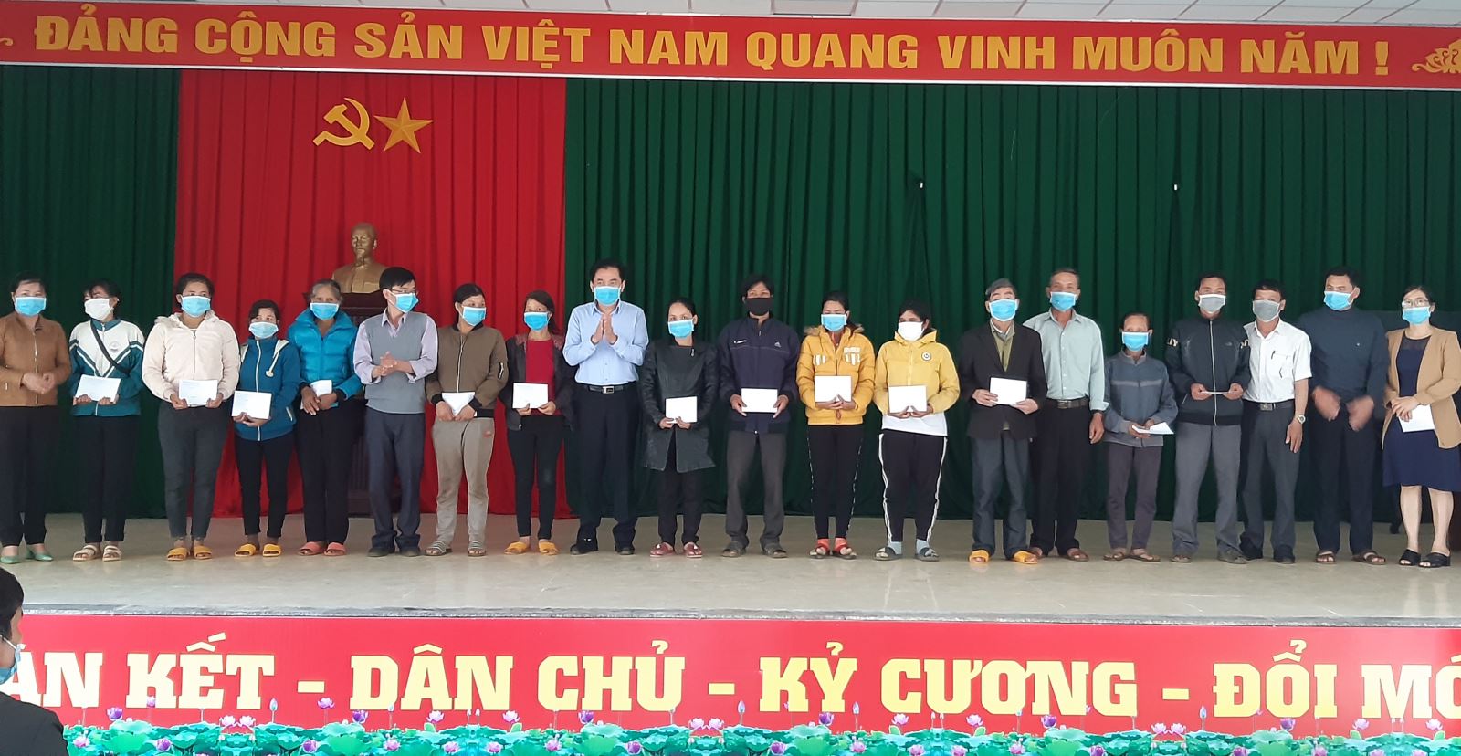 Huyện Krông Năng tặng quà tết cho hộ nghèo dân tộc thiểu số trên địa bàn