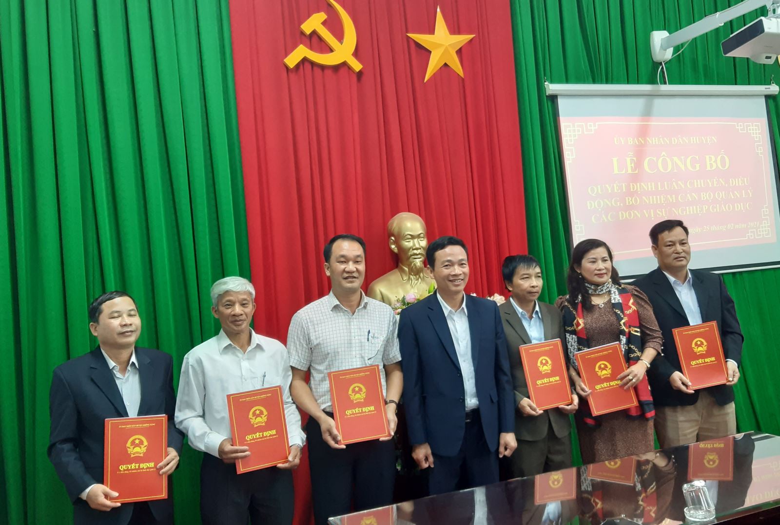 UBND huyện tổ chức Lễ điều động, luân chuyển cán bộ lãnh đạo các trường học trên địa bàn