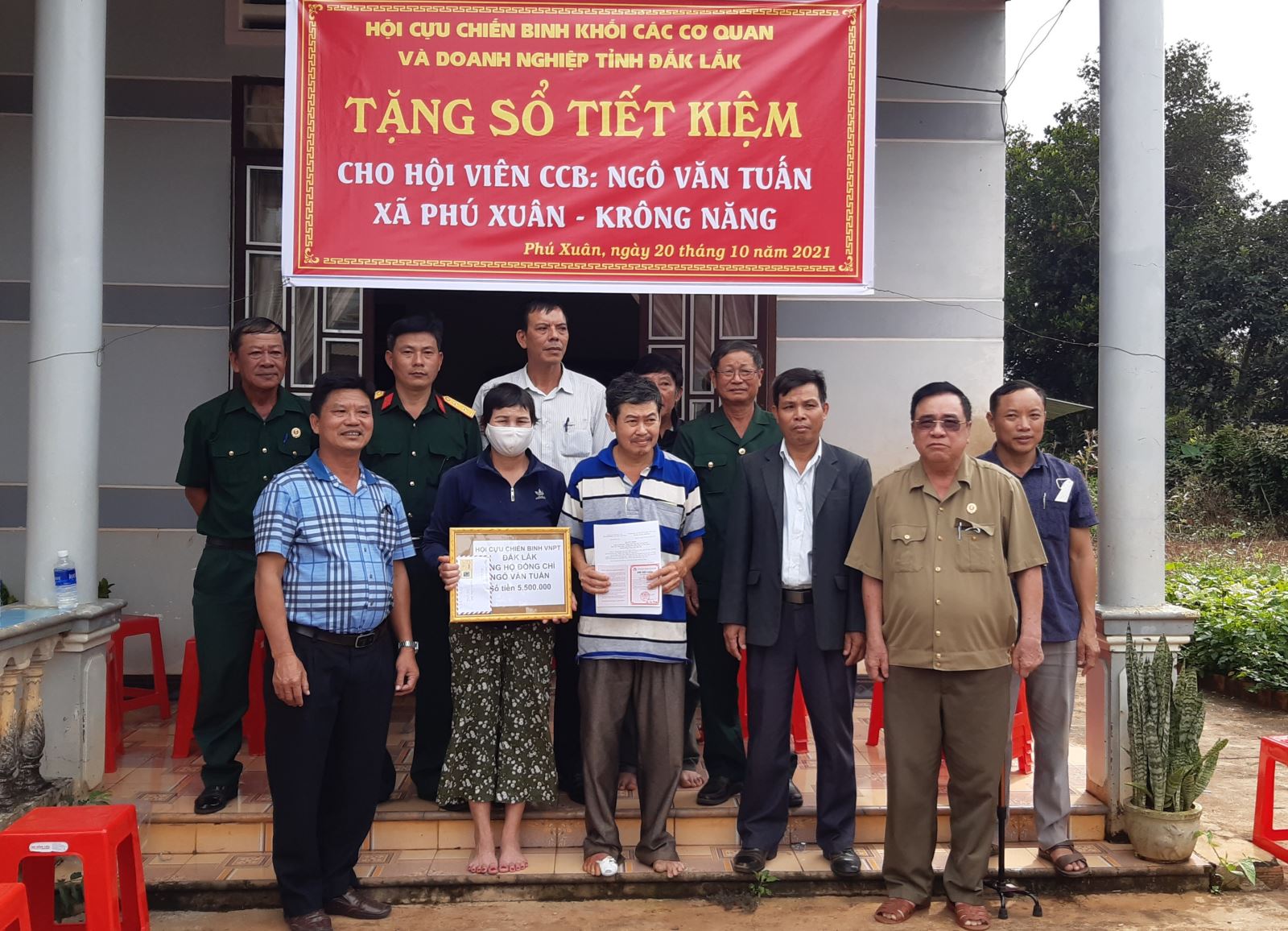 Hội Cựu chiến binh khối cơ quan và doanh nghiệp tỉnh tặng sổ tiết kiệm cho hội viên bị bệnh hiểm nghèo