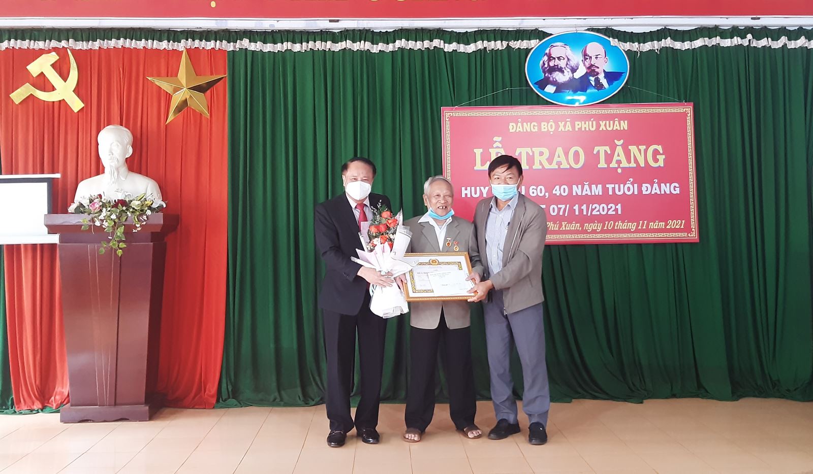 Đảng ủy xã Phú Xuân tổ chức lễ trao Huy hiệu 60, 40 năm tuổi Đảng