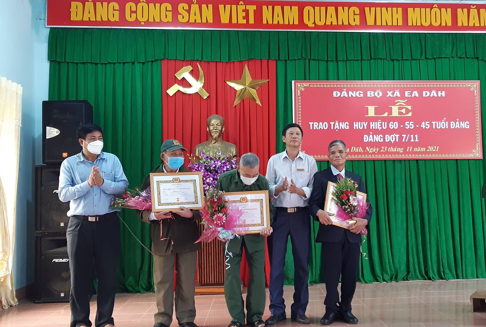 Đảng ủy xã Ea Dăh tổ chức lễ trao Huy hiệu 60, 55, 45 năm tuổi Đảng