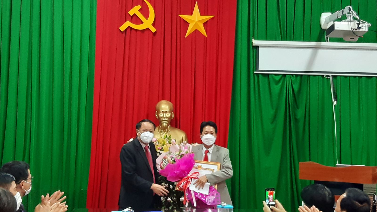 Đảng ủy Cơ quan Chính quyền trao tặng huy hiệu 30 năm tuổi đảng đợt 7/11