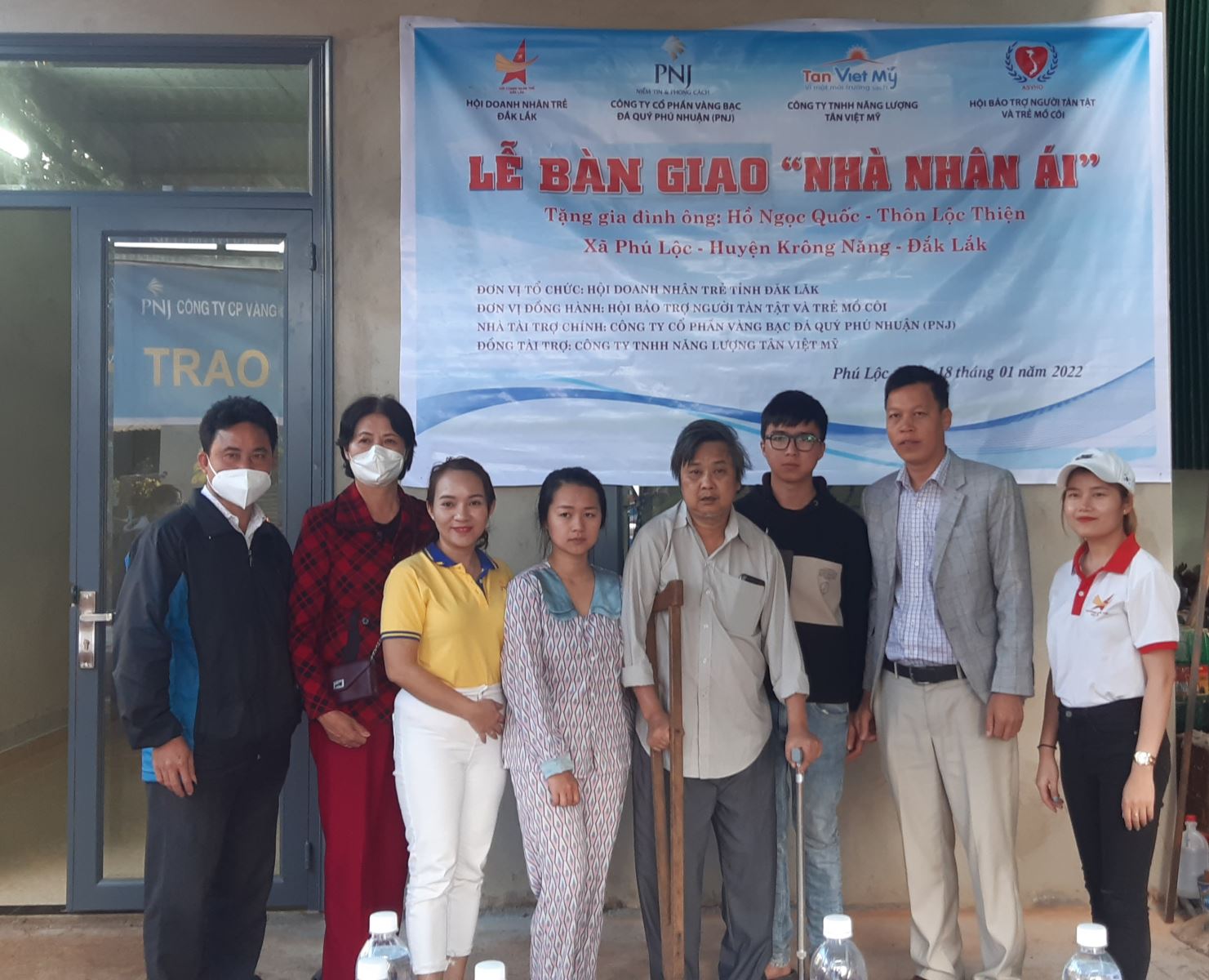 Hội Doanh nhân trẻ tỉnh cùng mạnh thường quân trao nhà Mái ấm tình thương