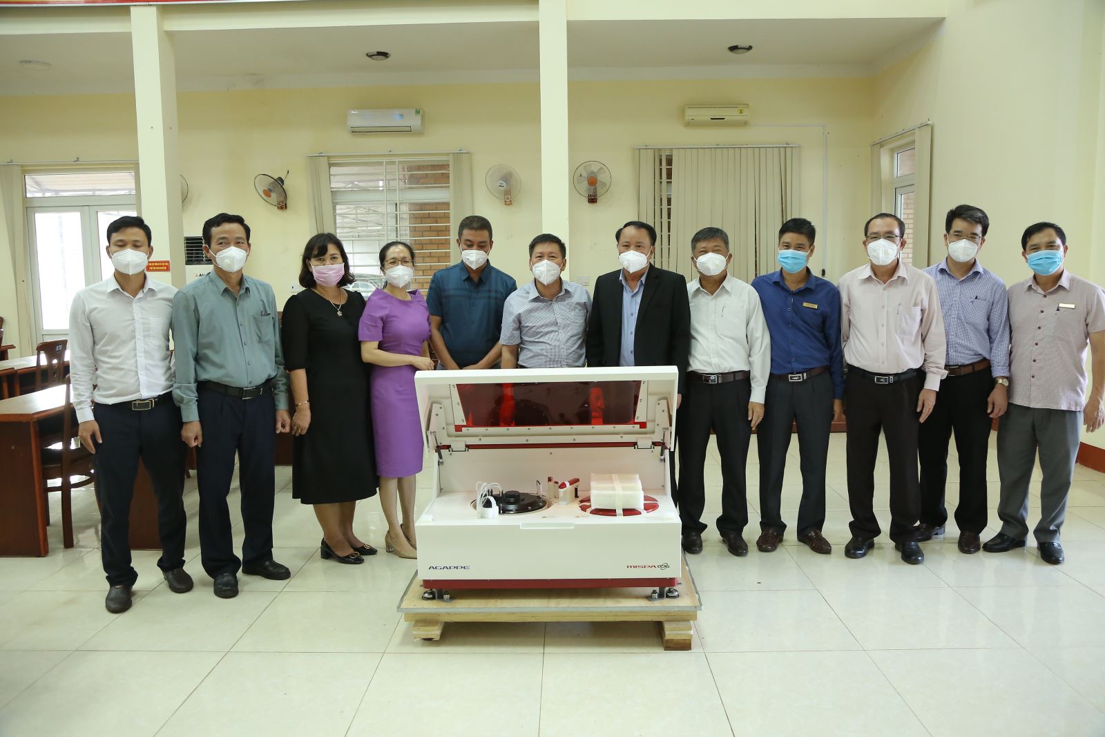 Ủy ban Kiểm tra Tỉnh ủy trao tặng máy xét nghiệm sinh hóa tự động cho huyện Krông Năng