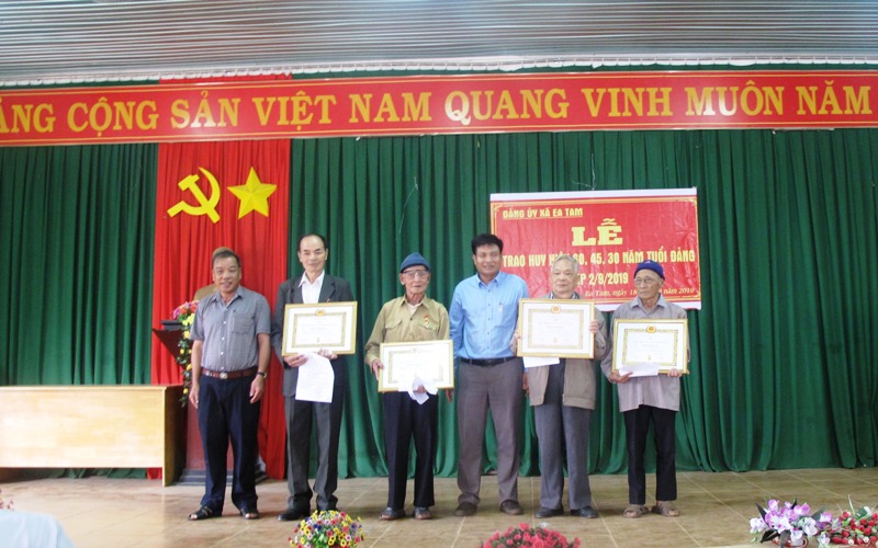 Ea Tam Tổ chức lễ trao tặng huy hiệu Đảng dịp 2/9/2019