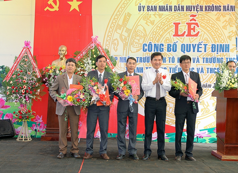 Huyện Krông Năng tổ chức lễ công bố quyết định sáp nhập các trường học trên địa bàn huyện