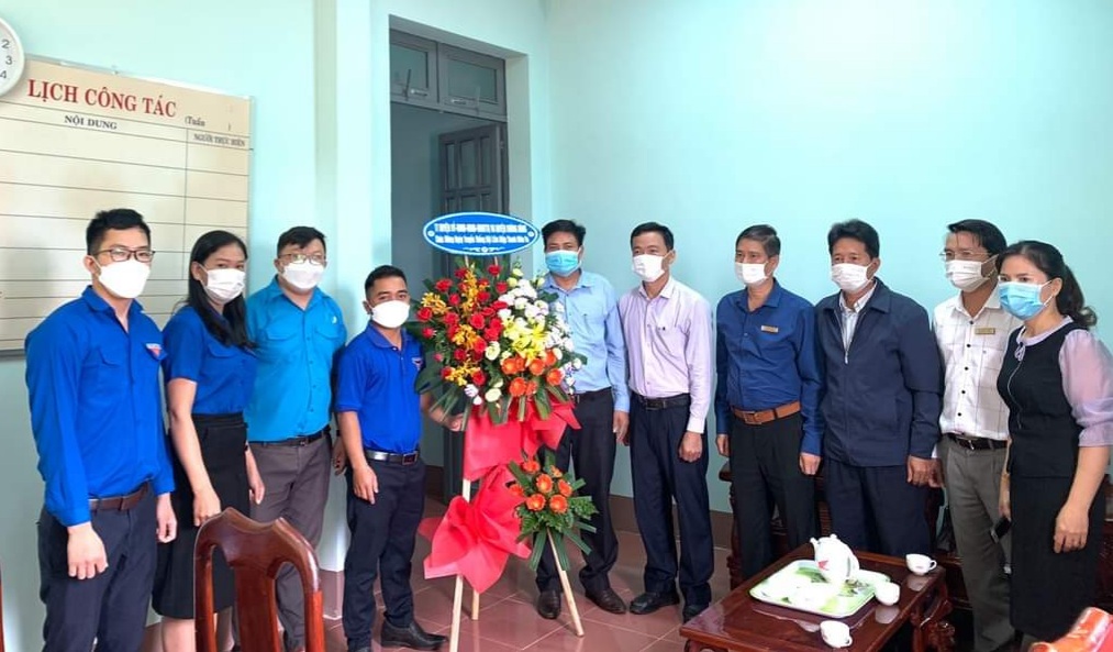 Lãnh đạo huyện tặng hoa chúc mừng Ủy ban Hội LHTN huyện nhân kỷ niệm 65 năm Ngày Truyền thống Hội LHTN Việt Nam.