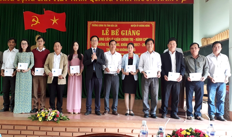 Bế giảng lớp trung cấp lý luận Chính trị - Hành chính tại Huyện Krông Năng