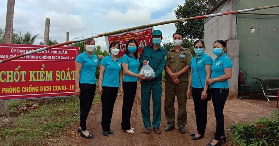 Câu lạc bộ “Nữ tri thức với môi trường” trường THCS Nguyễn Tất Thành xã Phú Xuân, thăm và tặng quà tại chốt kiểm soát dịch Covid-19 trên địa bàn
