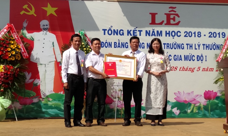 Trường tiểu học Lý Thường Kiệt xã Phú Xuân đón bằng công nhận đạt chuẩn Quốc gia mức độ I