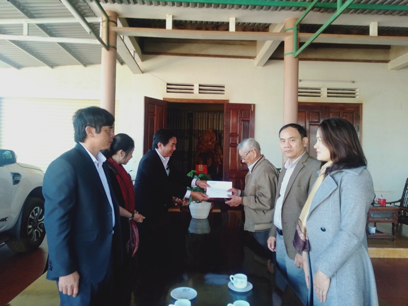 Lãnh đạo huyện thăm, tặng quà, chúc Tết các gia đình chính sách trên địa bàn huyện Krông Năng