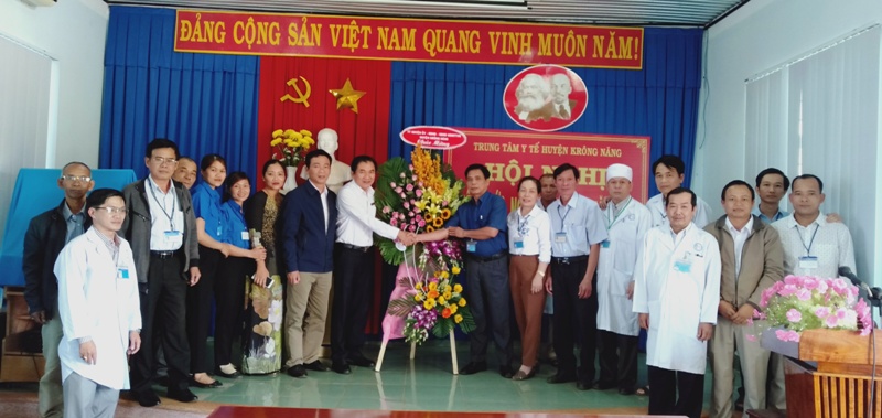 Lãnh đạo UBND huyện: Thăm tặng hoa nhân ngày Thầy thuốc Việt Nam 27/2