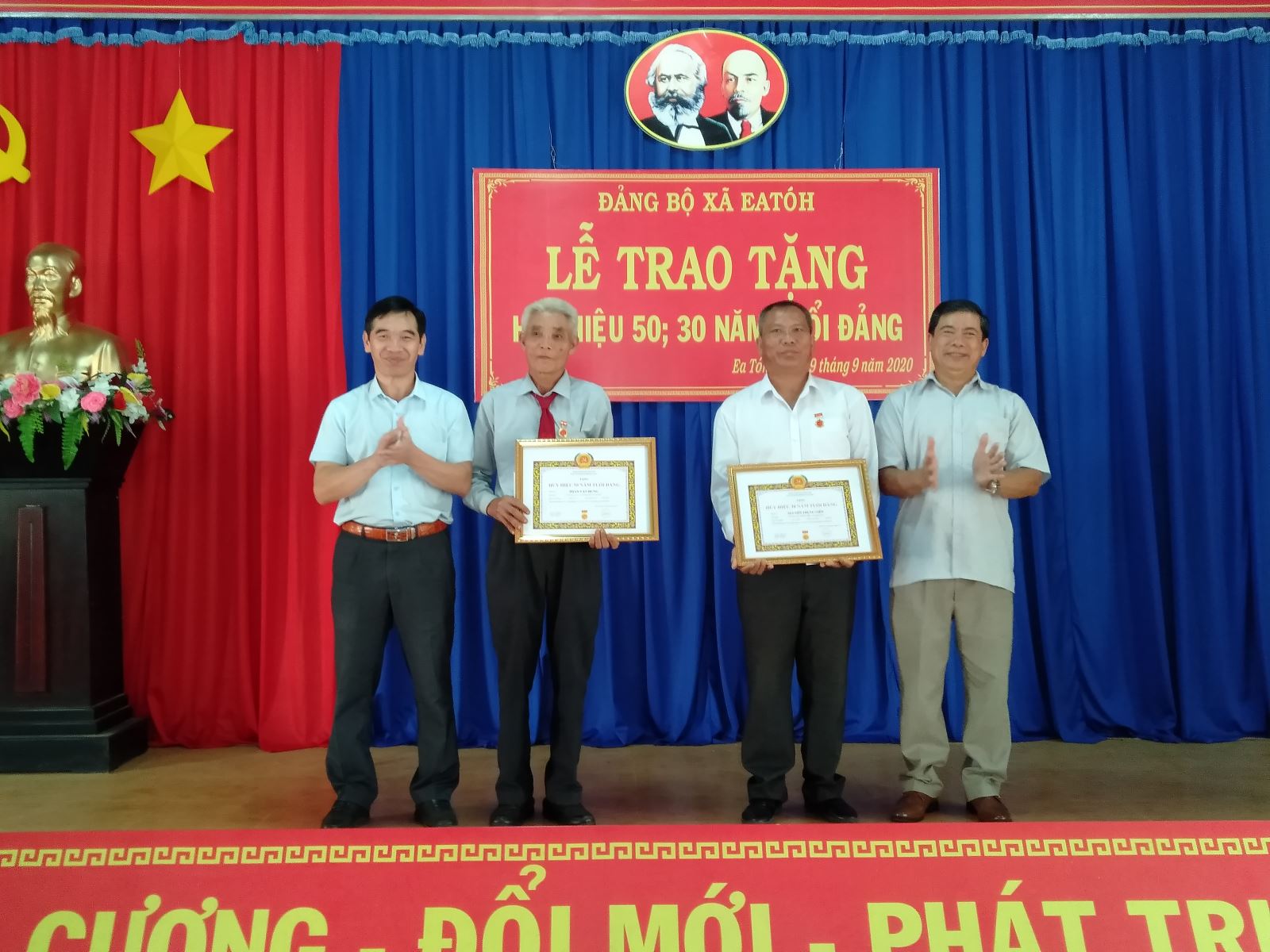 Đảng bộ xã Ea Toh tổ chức trao huy hiệu Đảng dịp 2/9