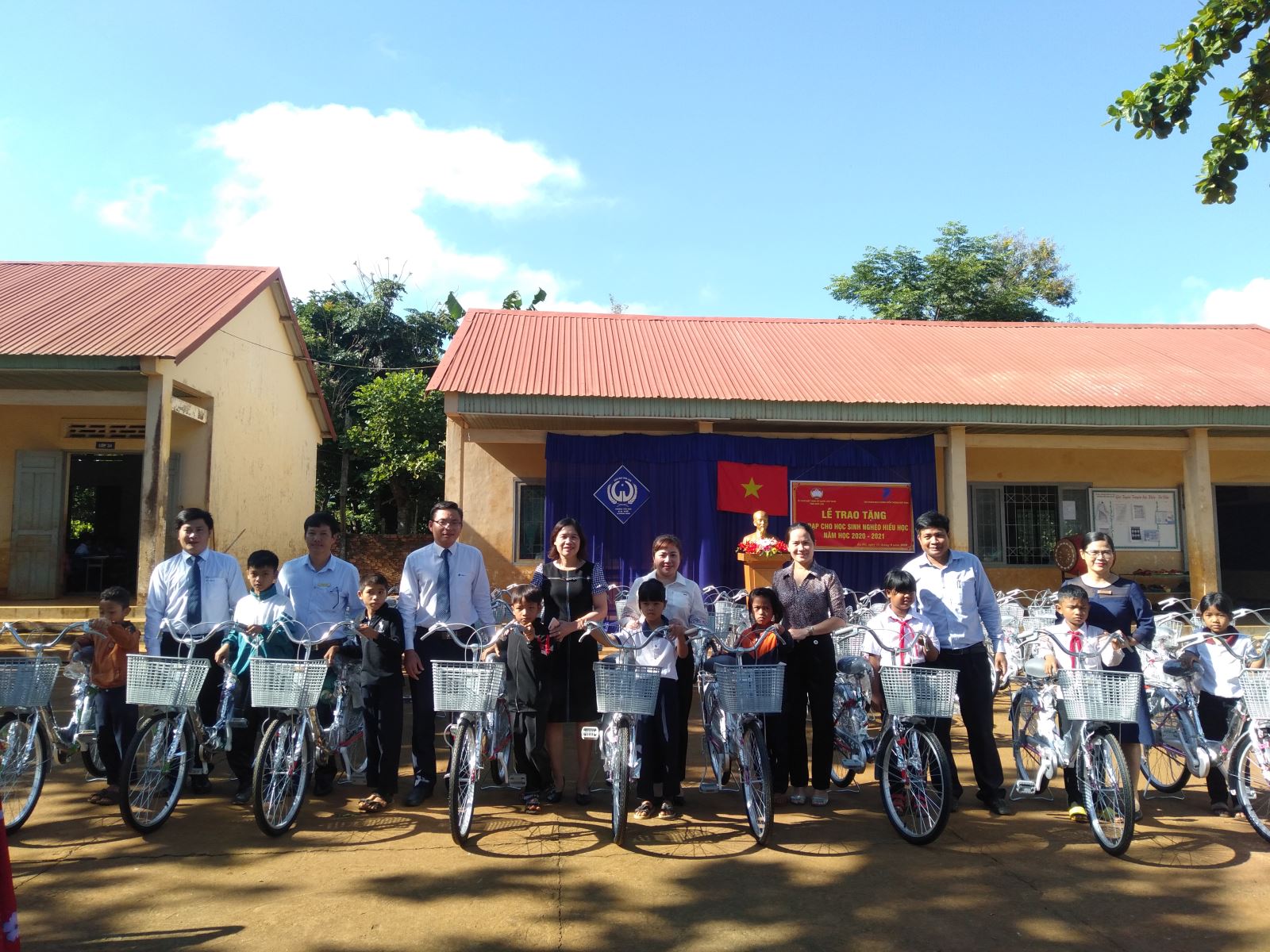 Trao tặng 50 chiếc xe đạp cho học sinh nghèo vượt khó ở huyện Krông Năng
