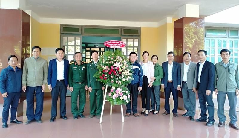 Lãnh đạo Huyện ủy - HĐND - UBND huyện thăm, chúc mừng hội viên cựu chiến binh huyện