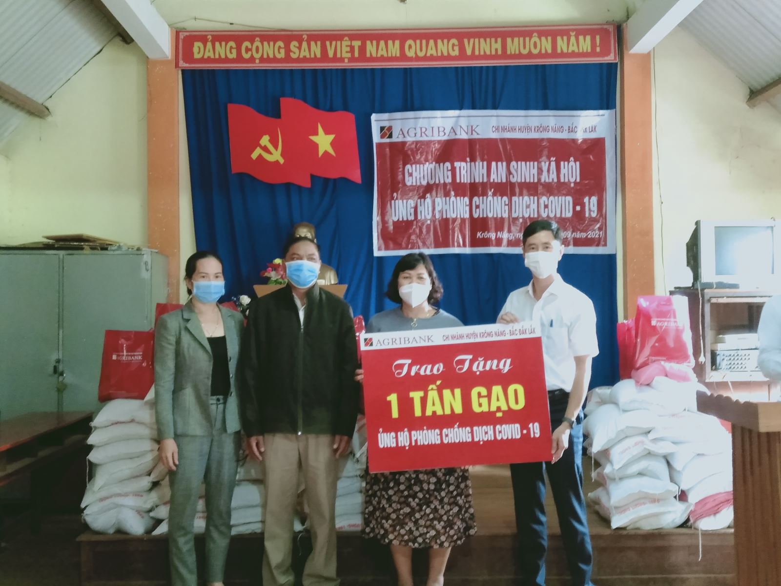 Ngân hàng Agribank chi nhánh Krông Năng - Bắc Đắk Lắk hỗ trợ 1 tấn gạo ủng hộ phòng chống dịch covid-19