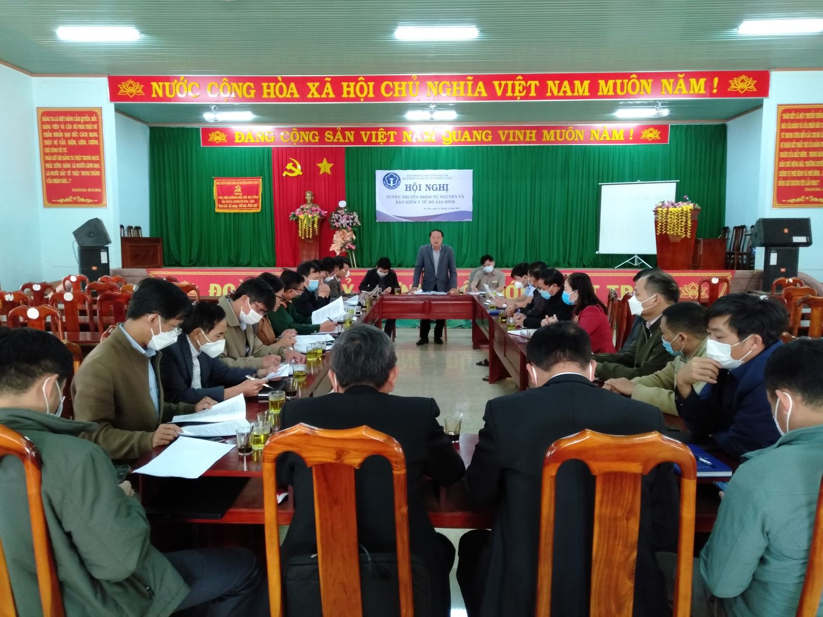 Đoàn công tác của UBND huyện làm việc với xã Ea Tân
