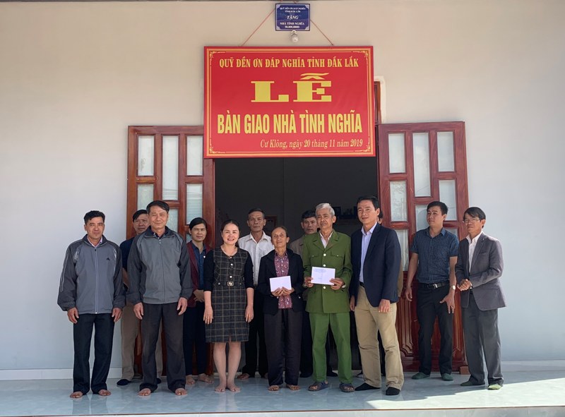 UBND huyện: Trao nhà tình nghĩa cho gia đình có công với cách mạng
