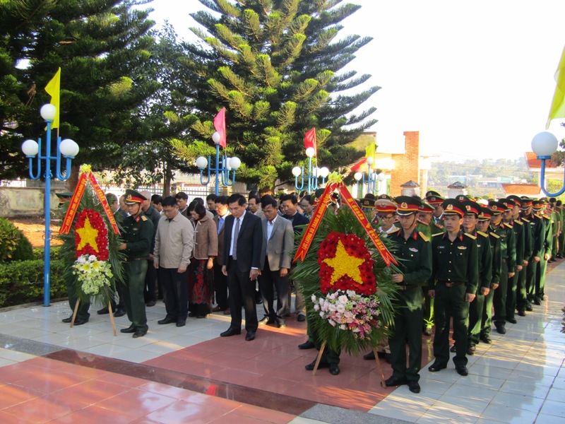 Huyện Krông Năng viếng nghĩa trang Liệt sỹ dịp Tết Nguyên đán Kỷ Hợi 2019