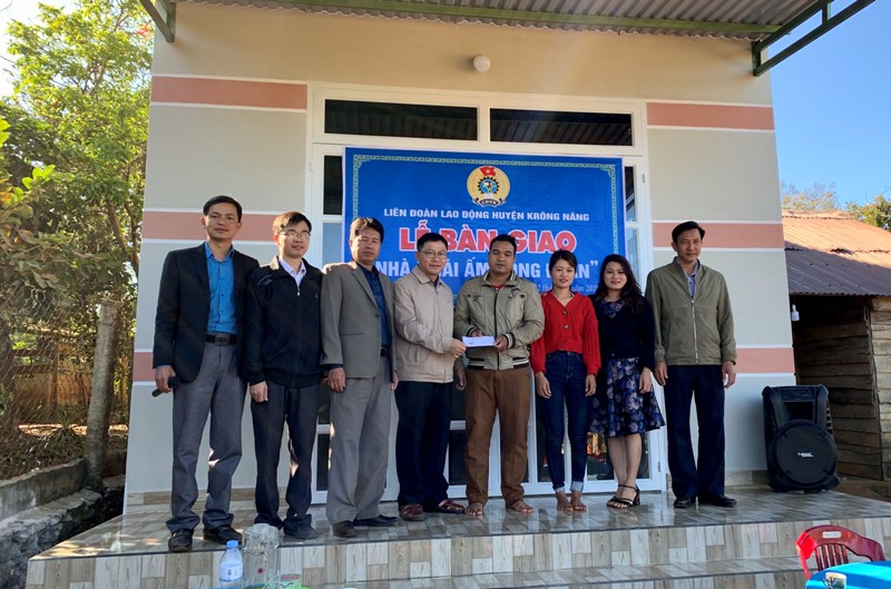 Trao nhà mái ấm công đoàn nhân dịp Xuân Canh tý 2020